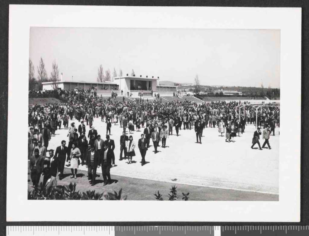 Akademische Krise 1962, ausgelöst durch das Verbot der Feiern zum Tag der Studierenden. Im Bild sieht man das Plenum im Universitätsstadion. Die CEI nahm na der akademischen Trauer bei und stellte ihre Räumlichkeiten für die Reunião Inter-Associações (RIA) zur Verfügung.